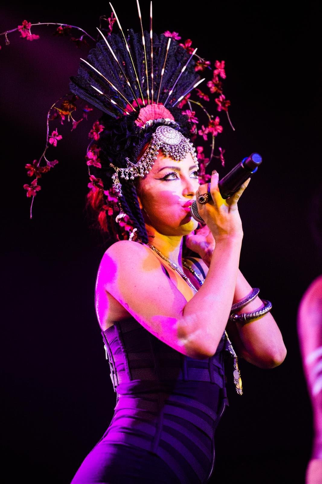 Colourful live performance portrait photographed by Bluebird Lens